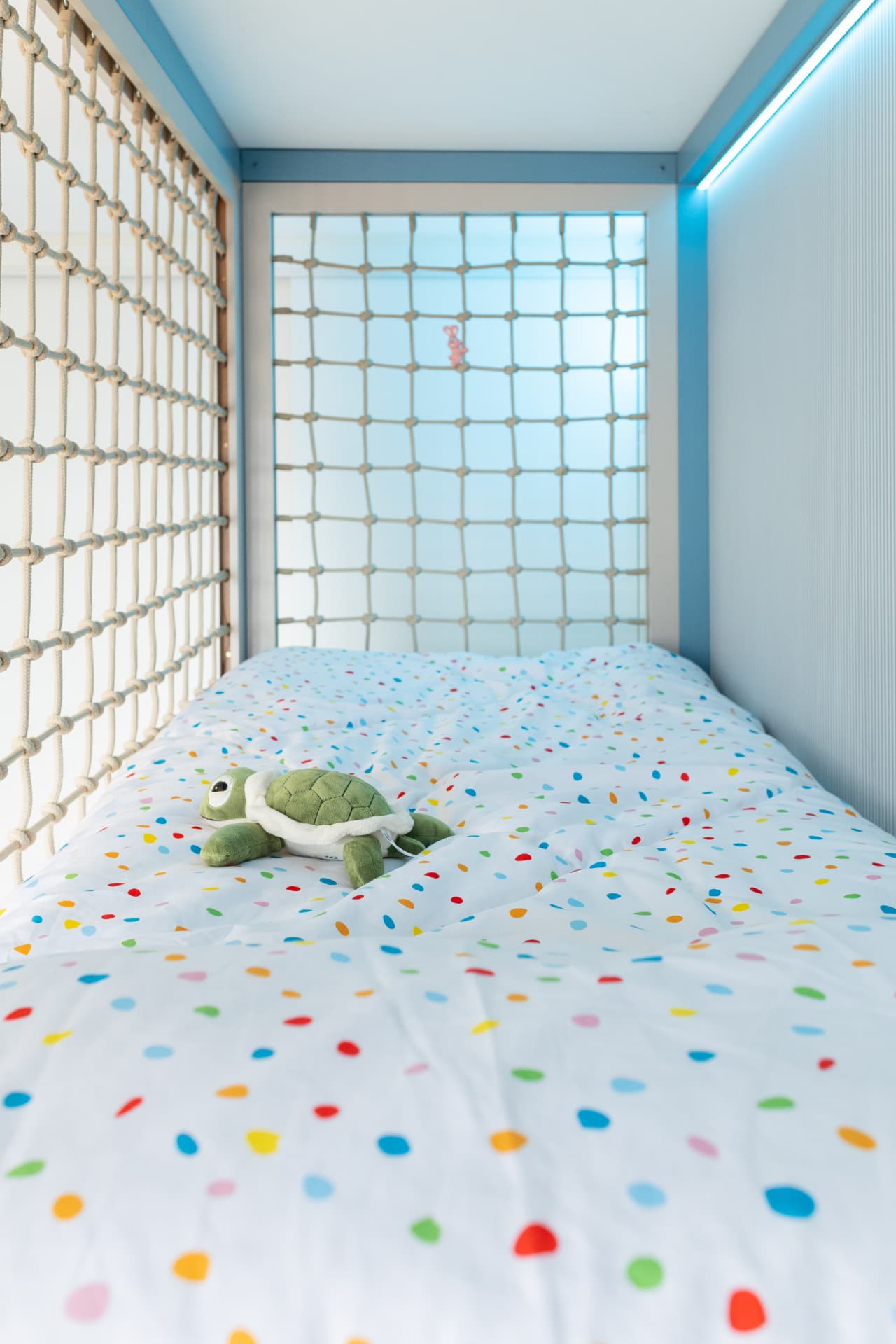Cama com rede de proteção