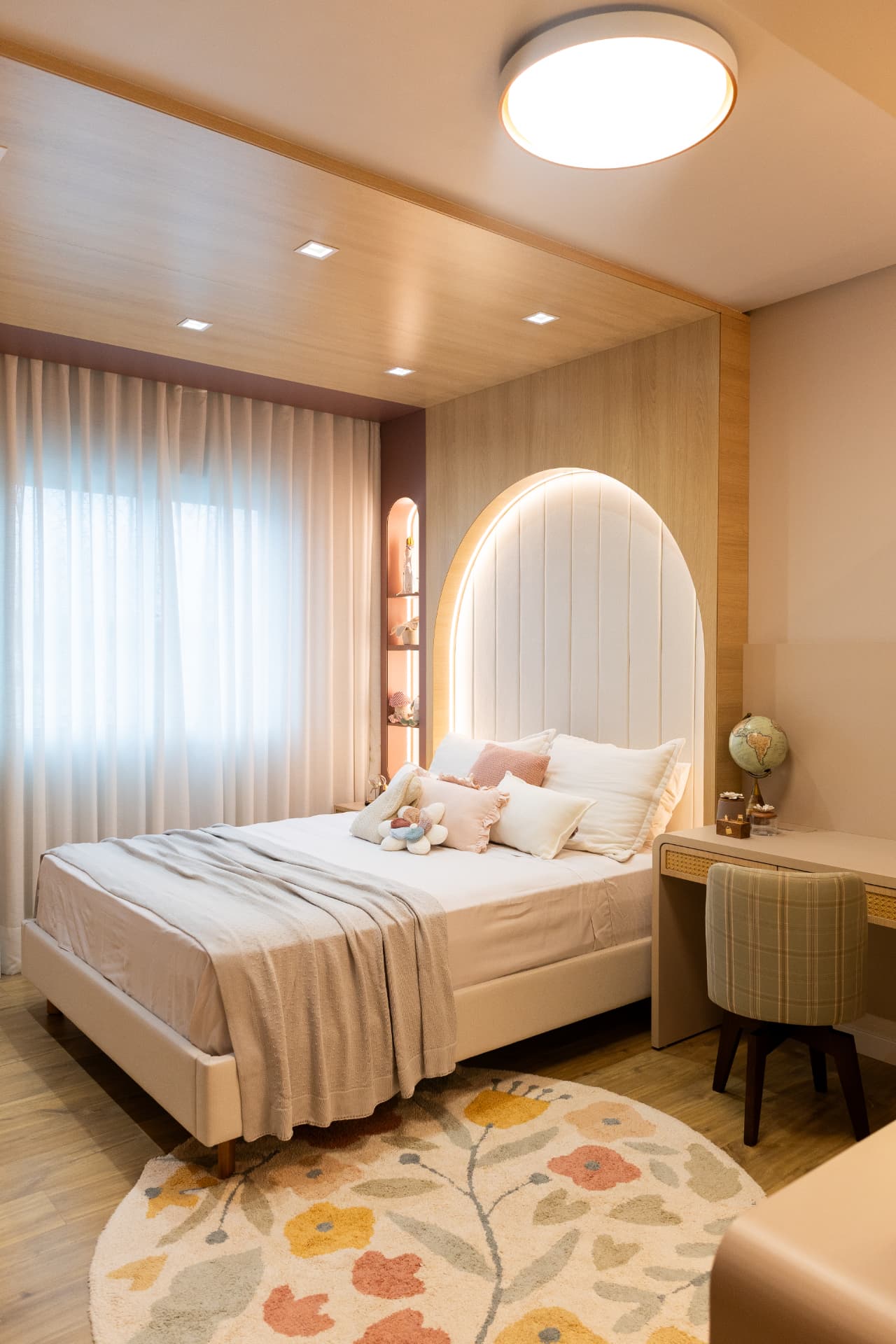 Quarto com cabeceira em arco